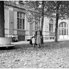 Institut départemental des Aveugles de la Seine (Ecole Braille).
L'enseignement destiné aux aveugles. Des élèves dans la cour.