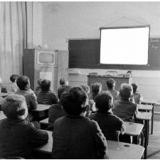 Enseignement audio-visuel. Une projection dans une salle de classe.