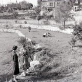 Sanatorium des étudiantes : Vence : Jardin : Etudiantes qui herborisent