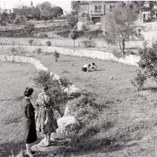 Sanatorium des étudiantes : Vence : Jardin : Etudiantes qui herborisent
