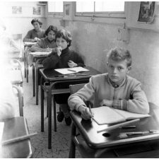 Des Elèves attentifs dans une salle de classe mixte.