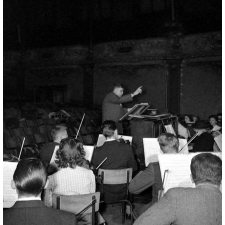 Enseignement musical : monsieur le professeur Stoltz, professeur de musique au lycée Poincaré de Nancy, dirige son orchestre pour la représentation de Didon et Enée.