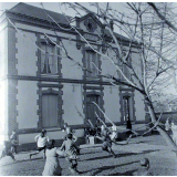 Ecole primaire. Les élèves dans la cour de récréation.