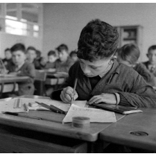 Ecole primaire Clemenceau-Oudinot : un élève illustre son cahier.