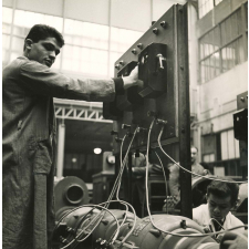 Ecole nationale de radiotechnique et d'électricité appliquée : le banc d'essai des moteurs électriques.