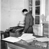 Centre d'éducation spécialisée de Lestrade : le typographe poursuit la composition des textes à destination des déficients visuels.
