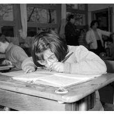 Centre d'éducation spécialisé de Lestrade : une élève rédige des opérations de calcul.