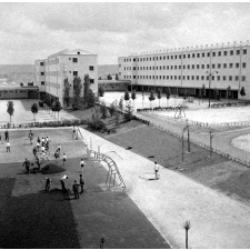 Architecture scolaire Abraham : vue sur l'Ecole nationale d'enseignement technique.  Les bâtiments principaux, la cour, les terrains de sport. 