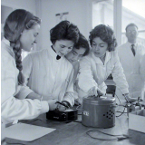 Lycée technique Jacquard : le relevé de grandeurs électriques pour la détermination des caractéristiques d'une inductance de filtrage. Elèves radiotechniciennes de première année.