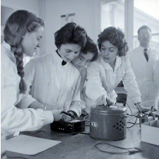 Lycée technique Jacquard : le relevé de grandeurs électriques pour la détermination des caractéristiques d'une inductance de filtrage. Elèves radiotechniciennes de première année.