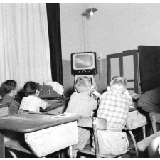 Ecole primaire de la Seine : les élèves regardent une émission télévisée.