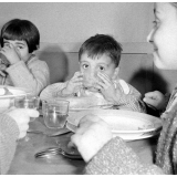 Ecole primaire de Labruguière : le service de restauration. Un élève boit un verre d'eau.