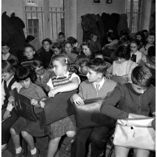 Enseignement musical, cours de Mme Cory : les élèves cherchent leur cahier de chant.