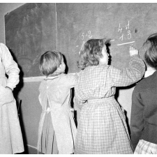 Enseignement primaire : exercice de calcul au tableau