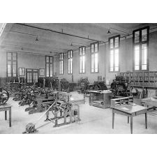 Ecole Pratique de Commerce et d'Industrie et Primaire Supérieure de Nîmes.