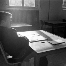 Institution publique d'éducation surveillée Saint-Maurice : En classe, un jeune qui semble particulièrement attentif