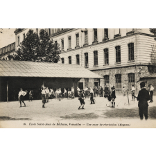 10 - Ecole Saint-Jean de Béthune, Versailles - Une cour de récréation (Moyens).
