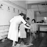 Centre de réadaptation fonctionnelle : la rééducation neuro-motrice. Des jeunes filles pratiquent l'apprentissage de la marche.