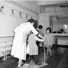 Centre de réadaptation fonctionnelle : la rééducation neuro-motrice. Des jeunes filles pratiquent l'apprentissage de la marche.
