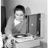 Collège d'enseignement technique pour jeunes filles. Dans la salle de détente (le foyer), une élève écoute un disque.