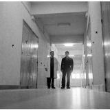Centre d'éducation surveillée : le couloir des cellules (chambres).