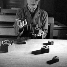 Institut départemental des Aveugles de la Seine (Ecole Braille).
L'enseignement destiné aux aveugles. Un élève utilise des poids.