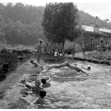 Jeunesse en plein air : colonie de Saumanes, le bain