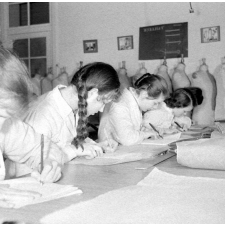 Collège d'enseignement technique pour jeunes filles. Une classe de couture. Mise à jour des carnets d'atelier.