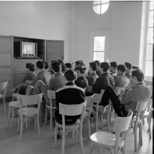 Sanatorium des lycéens, Neufmoutiers-en-Brie : des élèves regardent la télévision