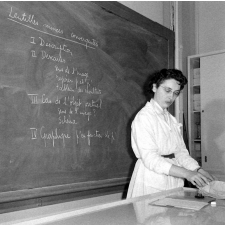 Collège d'enseignement technique pour jeunes filles. L'enseignante explique le principe théorique des lentilles convergentes.