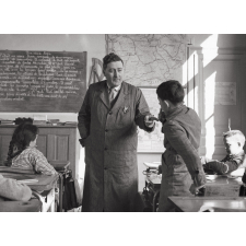Ecole primaire. L'instituteur interroge un élève