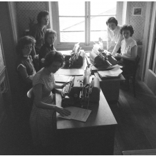 Centre National d'Enseignement Par Correspondance, Radio et Télévision. Le bureau de dactylographie.