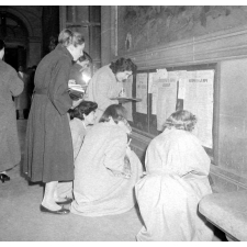 Rentrée scolaire à Paris : les étudiantes notent les jours et heures de cours à la Sorbonne