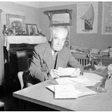 Correspondance scolaire internationale:  Un responsable lit une lettre