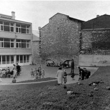 Rentrée scolaire : l'école maternelle de la rue Lamarck. Elèves et parents dans la cour.