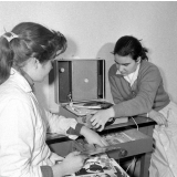 Collège d'enseignement technique pour jeunes filles. Dans la salle de détente (le foyer), deux élèves écoutent un disque.