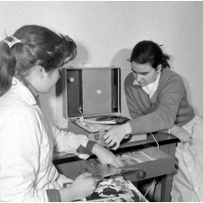 Collège d'enseignement technique pour jeunes filles. Dans la salle de détente (le foyer), deux élèves écoutent un disque.