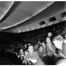 Colonie de vacances à Chaillot : des enfants dans la salle