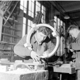 Ecole Boulle, ébénisterie : travail au ciseau à bois