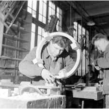 Ecole Boulle, ébénisterie : travail au ciseau à bois