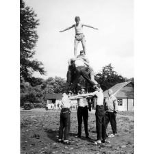 Garçons en colonies de vacances.