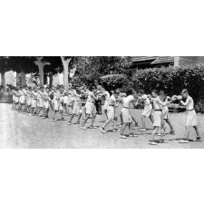 École Militaire Préparatoire Technique, Tulle (Corrèze) : exercices de duel en boxe sous le contrôle d’un gradé