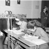 Classe de mal-entendants de Lestrade : les élèves, équipés d'écouteurs, effectuent des exercices de mathématiques.