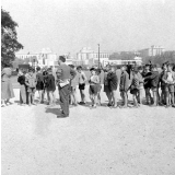 Méthode Freinet, école primaire de la Seine, classe promenade : les élèves (classe de garçons) sont en face du Trocadéro.