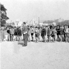 Méthode Freinet, école primaire de la Seine, classe promenade : les élèves (classe de garçons) sont en face du Trocadéro.