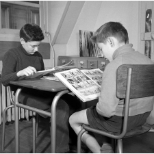Bibliothèque des enfants à Paris : lecture de bandes dessinées