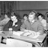 Collège d'enseignement technique pour jeunes filles. Deux élèves de troisième pendant un cours de musique et chant.