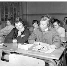 Collège d'enseignement technique pour jeunes filles. Deux élèves de troisième pendant un cours de musique et chant.