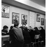 Centre d'éducation surveillée : un éducateur discute avec des jeunes.