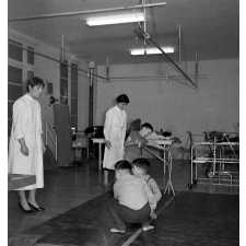 Centre de réadaptation fonctionnelle : des élèves procèdent à des exercices de rééducation physique.